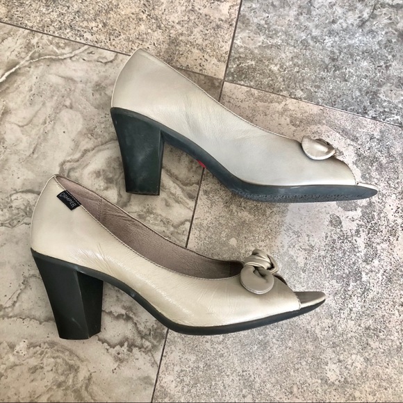 CAMPER Lt Gray Patent Leather Bow Peep Toe Heels - Picture 1 of 11
